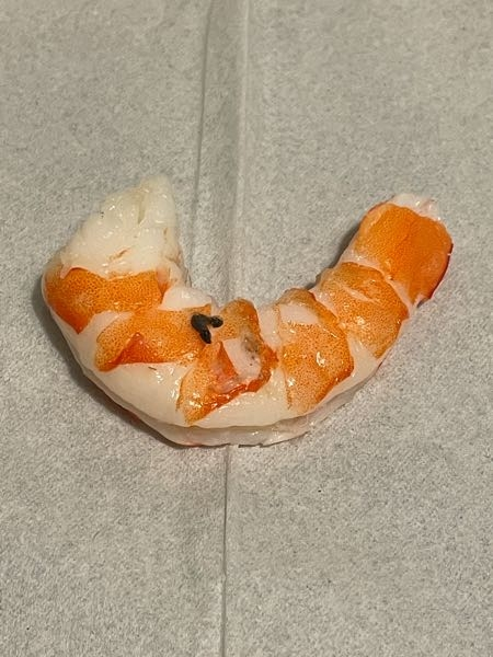 コストコのカクテルシュリンプを買いました。
背わたは取られていたのですが、エビの半身にわた？硬い黒い物体が埋まっていました。引っ張ると抜けました。 念のため食べてはいないのですが、これはなんなんでしょうか…？
背わたとはまた違った感じで固く、初めて見るモノなので気になってしまいました。