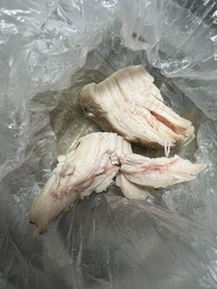 鶏胸肉のサラダチキンをよく作ります。
ポリ袋に胸肉を入れて、沸騰した鍋に入れて2分茹でて、火を止めて1時間くらい放置します。

たまに写真のように赤い筋？になります
これは火が通ってないのでしょうか 