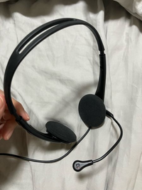画像のようなヘッドセットを探しています！
ヘッドホンタイプのステレオヘッドセットで、マイクの集音機能が高く、軽く、Bluetooth接続で、10時間程度連続で使えるヘッドセットを探しています。 オープンイヤータイプが良いです。バンドが頭の後ろにあるタイプは寄りかかった時にずれるので、バンドは頭の上にくるものが良いです。
基本的な用途としてはボイスチャットへの利用ですので音質は全く重視しており...