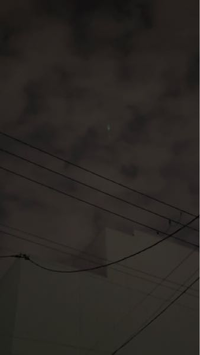 大阪市内にて変な緑の光がありました

これはなんですか？下から伸びてるのかなと思ったんですけど、途切れたり光が動いてるよう見えたり
不思議でした
UFOなら嬉しいです 