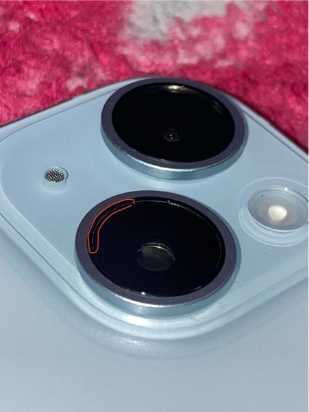 iPhoneのカメラの溝（写真の赤まる）にゴミが溜まっています。爪楊