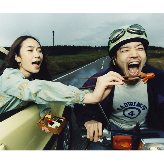 RADWIMPS4おかずのごはんのジャケット写真に写っている二人(バイ 