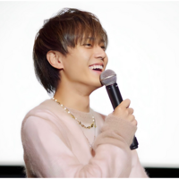 永瀬廉くんの髪型について質問です。
小６の息子と共にKing & Princeの永瀬廉くんを推してます。 息子は廉くんに憧れて、服装を真似したりアクセサリーをつけたりお洒落に興味を持ち始めて、髪型も近い感じにできたらなぁと思っています。

最近、新曲や法廷遊戯の番宣でよくテレビに出ていてその髪型が好みなのですが、、

この廉くんの髪型はなんという髪型でしょうか？
髪の量が少なそうに見...