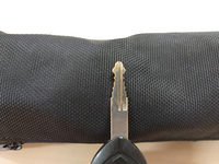 鍵のトラブルについて質問です。

友人に原付（レッツ5）を貸したところ、鍵をメットインに入れて閉めてしまい、開かなくなりました。 友人が鍵屋に開けてもらおうとしたところ、「ピッキングはできないタイプなので、鍵を作ります」とのこと。

鍵を作るのに「山（？）が七個のタイプなので高くなります」と言われて、できた鍵を確認すると五個しか山がないような…

3万円の支払いでした。

適...