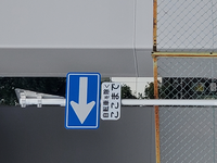 至急

自動車は左に行けますか？
一方通行の標識ですよね？ 