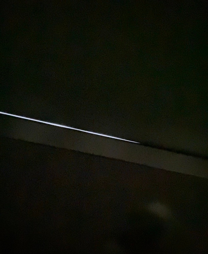玄関ドアの隙間について質問です。 新築の賃貸に入居して3週間経ちました。 今日気づいたのですが、玄関ドアの下に隙間があり、風や光が入り込んでいます。 （玄関は人感センサーでライトが付くので、今まで気づきませんでした。） これは管理会社に連絡した場合、蝶番の調整などで修繕可能なのでしょうか？ また、私の責任になることはあるのでしょうか。 サッシ屋さんや不動産など知識のある方お願いいたします。