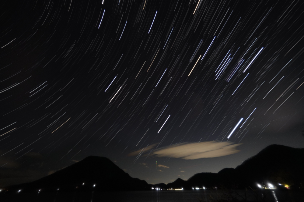 星景写真、改善点を教えていただければと思います。 以前、「https://detail.chiebukuro.yahoo.co.jp/qa/question_detail/q13286933213」で質問した者です。 あのあと、何度か近場の暗めの場所で練習し、今回本格的に遠出をして撮影を行いました。 ・場所：群馬県 榛名湖（湖畔西側から、榛名山が入るように撮影） ・撮影条件： 時 間：23時 カメラ：sony α6400 レンズ：sony E 11mm F1.8（フィルター：PRO1D プロソフトン [A] ） 設 定：f：2.0、ISO：800、シャッタースピード：4秒、30分で約450枚撮影 合成ソフト：Sequator161を使用 撮影ポイント自体はかなり暗かったのですが、思いのほか東側（前橋～渋川あたり）の光が入ってしまったかな？（雲の部分）と思っています。 ・こういう場合（思いの他、遠くの明かりを拾う場合）、どういった設定にするとよかったのでしょうか？ ・初めてソフトを使って、比較明合成をしたのですが、シリウスなんかの1等星はこんなに太く出てくるものなのでしょうか？ まだまだ下手なので、アドバイス頂けると幸いです。