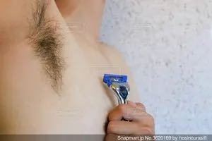 10代女です。 画像(拾い画です)の男性と同量、もしくはこれよりもう少し多いくらいに脇毛が生えているのですが女性で同じような方っていらっしゃるのでしょうか？？恥ずかしい話なのですが、下の毛も同じような質の毛がこれよりもっと多く生えているんです、、、乳首にもポツポツ長いちゅる毛が生えているし、、、女でこのような毛が生えてしまうのってどういうメカニズムなんでしょう( ; ; )
