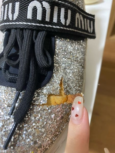 miumiuで5年前くらいに買ったスニーカーです。 キラキラの部分が破れてしまったので購入店舗に持って行ったのですが直せないと言われました。 もうこうなってしまってはどうにもできないでしょうか？ 自分で修理はできるでしょうか？ 靴の修理などしてる店はありますか？