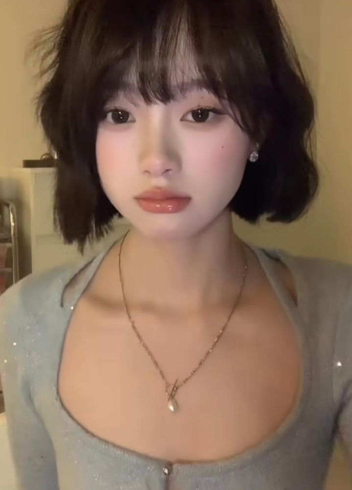 画像の子のようなメイク方法を教えて欲しいです！ YouTubeやtiktokとかでもいいです！お願いします