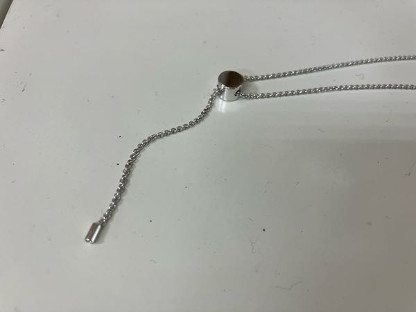 お店で見かけたネックレス、首がわにアジャスターが付いているようですが、これはどうやって長さを調節するのでしょうか？