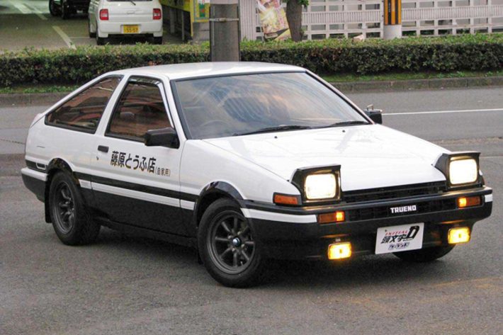 初心者の素朴な疑問です。 『ハチロク』ってそんなに良い車なんですか？ 頭文字ＤやMFゴースト(しげの修一)を見ると、スゴく良い車みたいです。 頭文字Ｄの頃なら兎も角、時間も経って、Ｆ−１のレギュレーションも変わって、そもMFゴーストの冒頭で語られてますが、他にもっとスゴい車が出てそうに思います。 普通に機械は最新の物の方が技術は上のはずですし。 『ハチロク』のどこがどうスゴイのかについて教えて下さい。 なんにも知らないもので。 質問者は車なんて動きゃ良いくらいに思ってる素人です。 でも、しげの先生の作品を見ると、滾りますよね？ なんていうか、車に対する愛情を感じます。