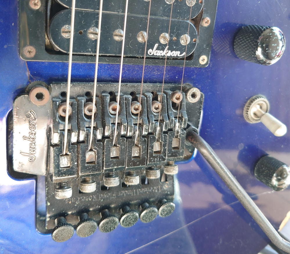 エレキギターのクリーニングについてお聞きします。 金属パーツのクリーニングに、ピカールやピカールケアーを使っているのをよく見ますが、ブラックやゴールドのフロイドローズやペグなどを磨くのに使っても大丈夫でしょうか？