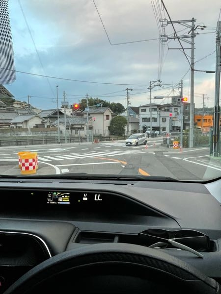 みなさんならここの交差点で赤信号で止まる際に停止線で止まりますか？ それとも空けときますか？ 私の車は停止線で止まると前かがみならないと信号が見えないので写真のとこで止まっています たまに大型車も来るので曲がりやすいかなと思います 停止線で止まっていると普通車でも少し曲がりにくさを感じています 右側に脇道からの車が来るので停止線で止まった方が事故防止になるとは聞きましたがずっと前かがみで青信号待つのも苦です 右から車きてるなら先に行かせてから自車を発進させることもあります どうのような判断が安全と思われますか？