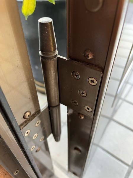 玄関ドアの調整についてわかりやすく教えていただきたいです。 三和シャッター製の玄関ドアのドアノブ側が、上の枠に擦れます。 枠側・ドア側どちらの蝶番の、どのネジを、どっちに回せば良いでしょうか？
