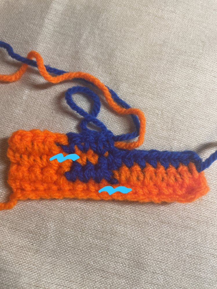 編み物 かぎ編みの編地の途中で色変えをする練習をしたのですが、表目と裏目の編み目の違いによって色を変えた際の少しでてるのが気になりますが、これはこうなってしまうものなのでしょうか。 改善できるものであれば教えて頂きたいです。