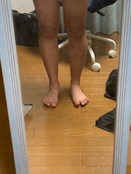 高校生です 本気で痩せたいと思っています 週5で激しい運動をしているのですが、運動後に暴飲暴食をしてしまうので結局太ってしまいます そこで、食事のとり方について色々アドバイスを頂きたくて質問しました ・運動後にご飯を食べずそのまま寝ても大丈夫か ・夕飯は抜きにしてもいいか ・足を細くしたいけど筋肉がつく ・食べない方がいいもの などです あと、私の今の足です 太いですよね よろしくお願いします。