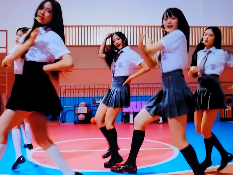 NewJeansのDittoって曲は制服で踊っていますけど、韓国にもあのような制服の学校はあるんですか？なんか日本風だなーと思って観てましたので。