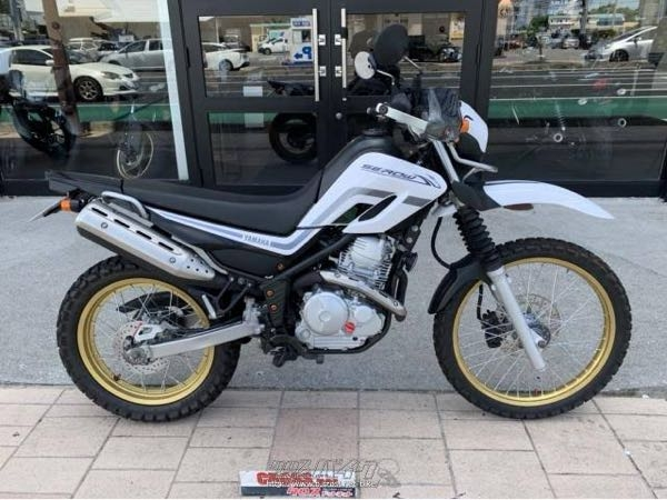 バイク無知無知です。 実家にセロー250というバイクがあり、免許取ったらあげる、とのことで免許とろうとしています。 （モデルや年式は身内に聞いているところですが、当人も知人の中古のバイク屋さんでなんとなくで購入したようで…） 使用目的としては街乗りや隣県くらいに遠出くらいで、 林道とかは今のところ行くことはないかなと思っています。 自分は身長181cm、体重65kg前後です。 そこで質問なのですが、 バイクの色って変えることができるのでしょうか。 おそらく専門のお店にお任せすることにはなりますが、そもそもできるのかすらわかりません。 割と派手な色にしてみたいなとは思っています。 色は写真とほぼ同じです。 また同じバイクに乗っている方で、 確認が必要な点やここはこうした方が良い等あればお聞かせいただければと思います。