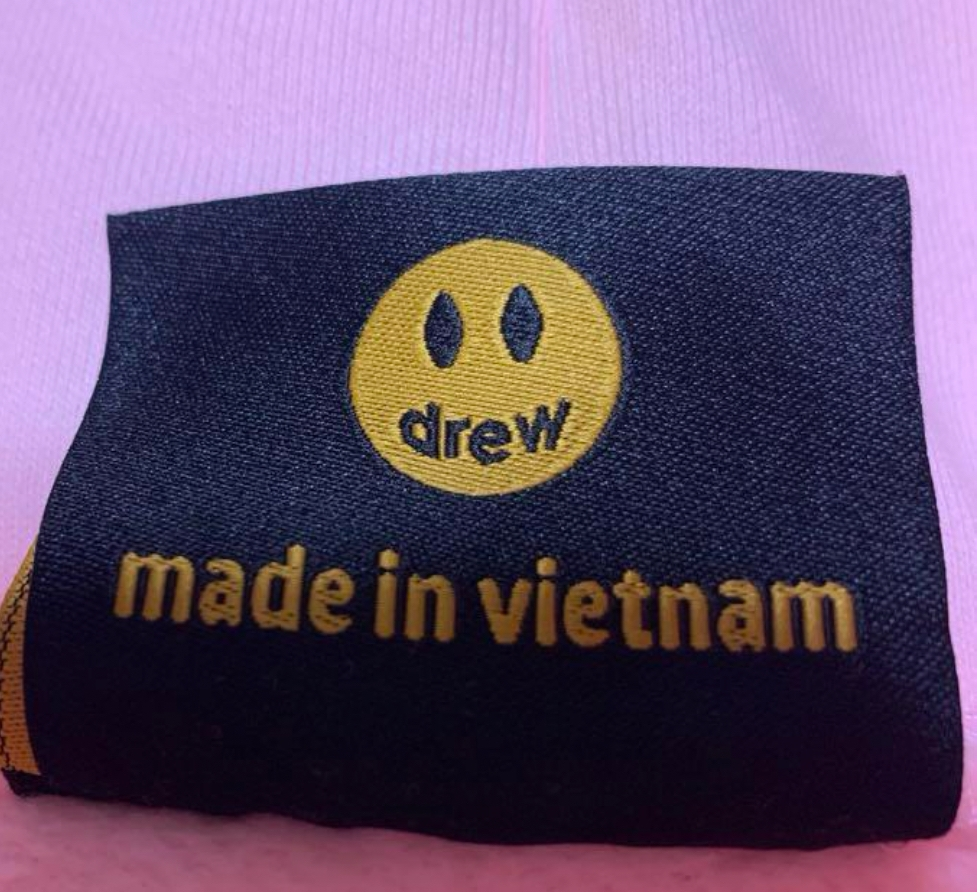メルカリでdrew houseのパーカーを買おうと思っているのですが、これは本物ですか？