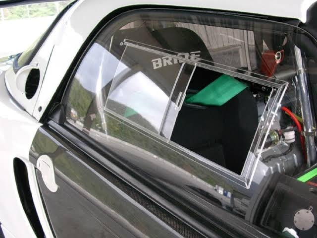 こういう引き戸式のサイドウィンドウって車検通るんですか？ レーシングカーによくあるポリカとかアクリル製のやつだけど、確かフロントと前サイドはガラスでないと通らないとも聞いたことあります。ですがごく一部のスーパーカーやブリティッシュライトウェイトカー(ジネッタとか)だと純正でこの窓になってます。 かっこいいので真似したいけど車検ダメならなぁ…とまごまごしとります。