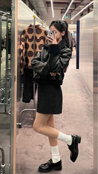 女子学生です。 こういうかっこいい感じ？の系統の服が沢山売っているブランドとかありますか？また札幌駅付近とかのお店で、おすすめの服屋さんはありますか？
