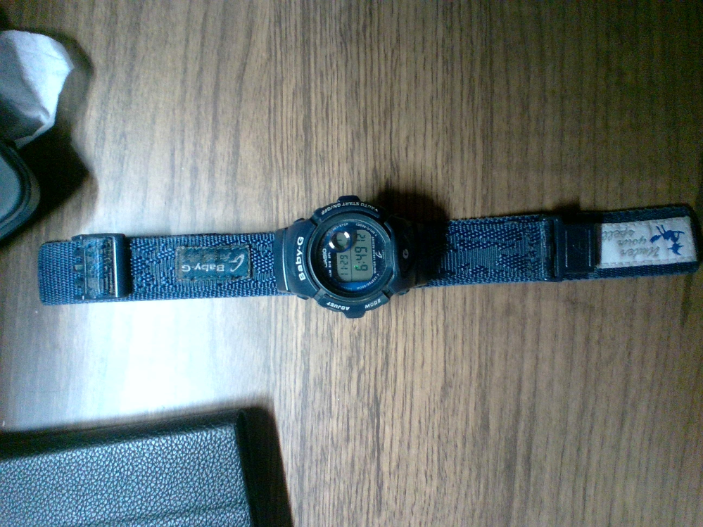 万台で中古で買って、３年ぐらい経ちます。 このG-SHOCKの女性向けブランドって、どこかとコラボした物ですか？ 防水かどうかもしりたいので、そこも教えてください。 左端には、箒に座った魔女とunden youe apell（？）が筆記体で刺繍されています 右にはBaby-Gの文字と、下にもなにか書いてあるんですがfしか読めません。 わかる方教えてくださいm(__)m
