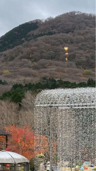 観光地で撮った写真に、不思議な形をした金色の光が写ってました。この光はなんでしょうか？ 箱根のガラスの森美術館で撮った写真です。 鑑定よろしくお願いします。