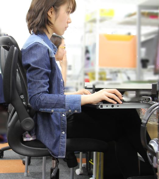 今職場にいる女性の方このような感じで仕事中に脚を組む人に質問です。 窮屈に見えますが楽に感じる姿勢なのでしょうか？ 座れば無意識にしてしまうものですか？
