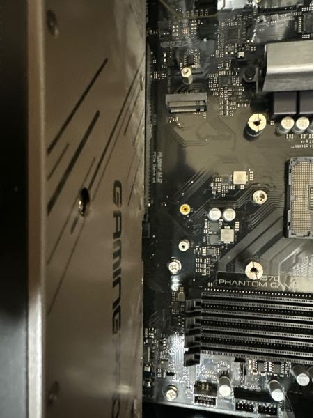 MSI MEG X670E ACE グラボ固定ラッチ外れ GPUのラッチが固すぎて外れません。指が痛くなる程の力を込めてもダメ