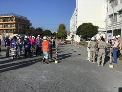 暇午君の町内会日誌・・・ 今月は地域防災拠点校での訓練・・ 近隣の町内会から２００名ほどが参加。 学校関係者も・・行政も・・消防団も・・ 残念ながら起震車とかAEDの訓練は無し。 それでも炊飯、仮設トイレ、給水、救護・・ 初めて参加（見学？）される方々も多く・・ 発災の時には皆さんも客では有りません。 皆で助け合って拠点を運営するんです。 皆さんの地域では訓練・・してますか？ 貴方は・・参加してますか？