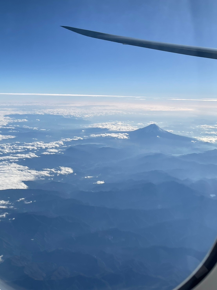 成田から韓国行き（ソウル）の飛行機に乗っていて、寝ていてふと目が覚めた時に山が見えたのですが、これって富士山でしょうか？