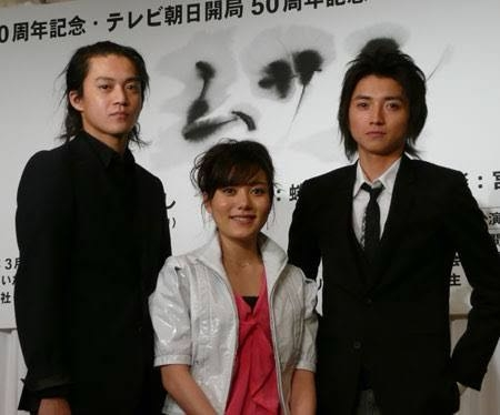 真ん中の女優の名前教えてください
