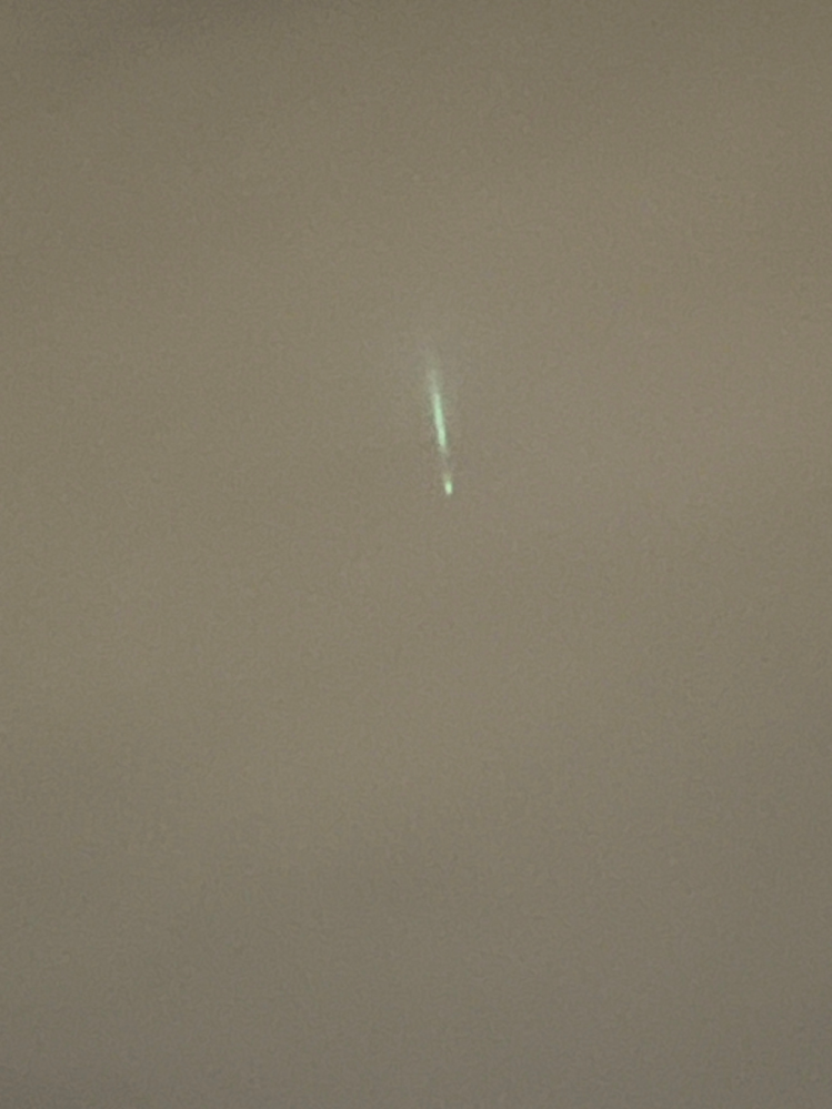 １１月３０日の東の空に見えた水色の尾をひいたように見えたのは、彗星ですか？