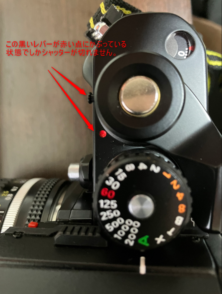 Nikon F3 limitedについての質問になります。 最近中古のNikon F3 limitedを購入したのですが、レリーズロックレバー(黒いレバー)とレリーズロック解除マーク(赤い点)がかぶっている状態でしかシャッターが切れません。 電源が入っている状態でシャッターボタンを軽く押せばシャッタースピードが表示されますが、こちらも黒いレバーと赤い点がかぶっている状態でしか表示させません。 youtubeにあるNikon F3の説明動画やNikon F3の使用説明書を確認したところ黒いレバーが赤い点からずれている状態が、電源が入っている状態でその状態でしかシャッターが切れないとありますが、こちら何かの故障なのでしょうか？ またNikon F3は改造が施されているカメラもあるらしいのですが、こちらもその一種だったりしますでしょうか？ 長文乱文失礼いたしました。