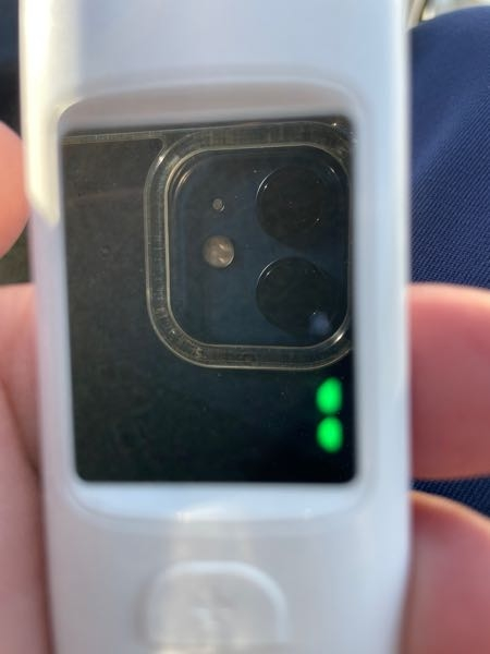 iPhone12のカメラで、アルコールチェッカーの液晶を撮影すると、目では見れているアルコールチェッカーの液晶画面が点滅していて写真が撮れません。 なぜでしょうか？