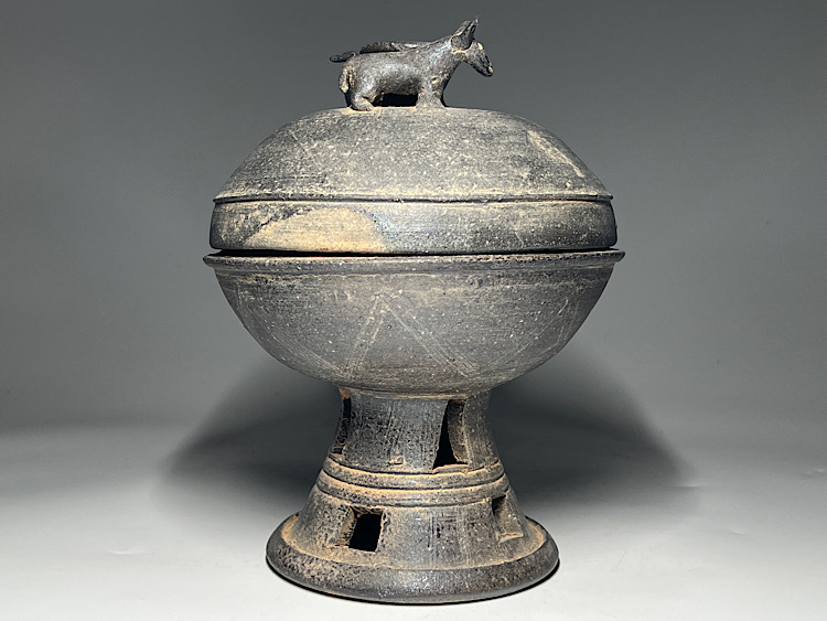 【古美 骨董】新羅土器の豚付きふた高杯H20cmです。真贋を教えてください。 https://page.auctions.yahoo.co.jp/jp/auction/w1115707941 古美術骨董の話です。