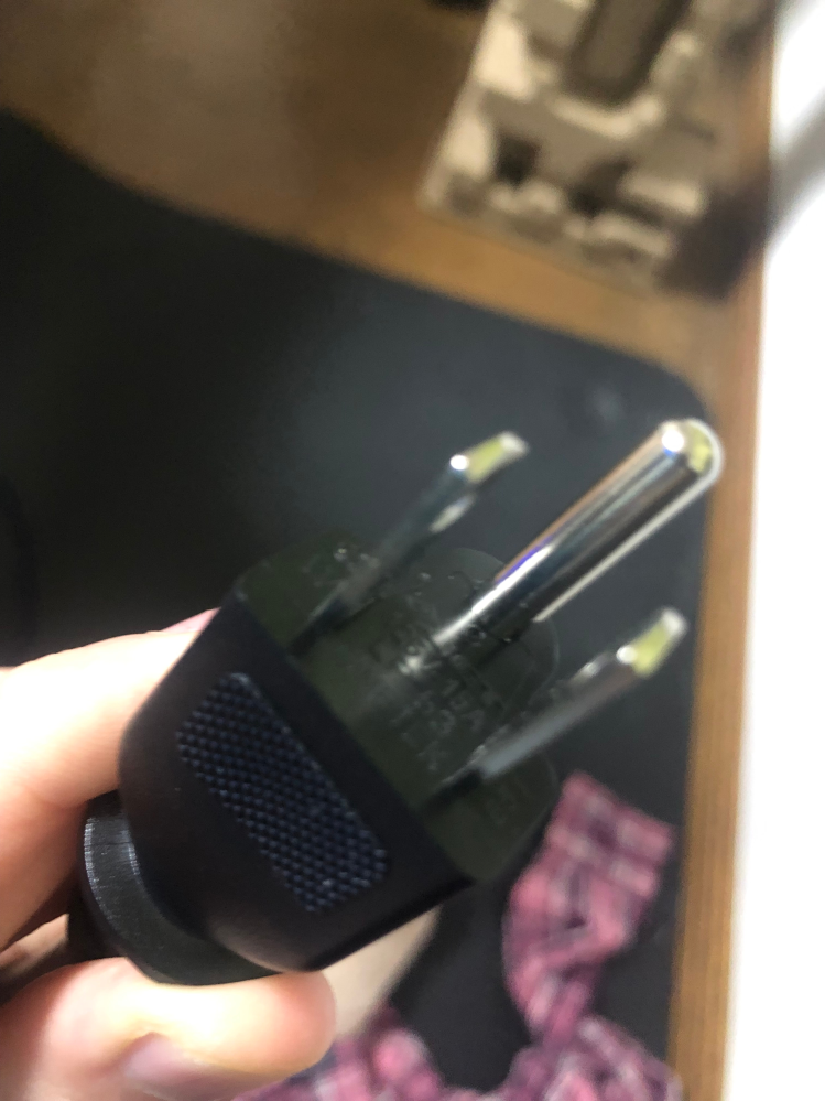 電源コード、差し込み コンセント 詳しいかた至急教えてください。。 こちらpcはまったくの無知なので詳しく教えてくださいよろしくお願いします。。 pcをかったら電源がこれでした はじめて目にしたのでわかりません。。 ゲーミングPCの本体の電源です 家にこの手のコンセントはありません。。 色々と怖いので、違う電源を使ってもいいのか、とか、3本から二本に変換にしたほうがいいのかとか教えてください。。 この3本電源 ＪＥＴ 125v15aとかいてあります。 これは、同じ125v15aであれば2本タイプの電源でもいいのでしょうか？ 他に見るべき値や項目はありますか？ 125v15aであれば安全ですか？ もうひとつのpcがあり、125v7aとかかれてますがつかうとこわれますよね。。？ この電源の125v15a 二本バージョンはうってますか？売ってればどれも性能は同じなのですか？ コンセントに差し込みの方が3本ので、 パソコン側は、つまり、逆側は3つの穴タイプ です 変換も簡単であれば教えてください。。よければAmazonのリンクをはってください。。 125v15a 2本の針、3つの穴の電源がありましたら（それでよければですが。。そんなものはあるんでしょうか。 何卒よろしくお願いします。。