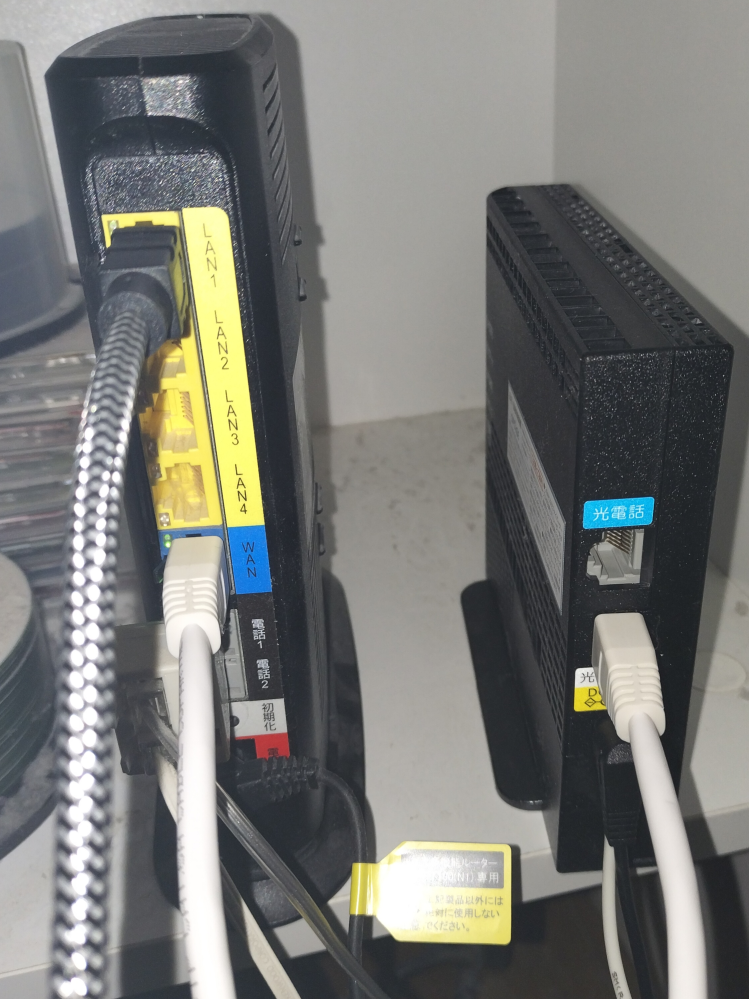 eo光ネット回線接続について 今まで1ギガプランから5ギガプランに変更し、今日作業員が回線終端装置(ポートは光電話・光ネットの2つ)を新しく交換しました。すると急にネットが繋がらなくなりました。 今までの1ギガプランは、回線終端装置の光ネット用ポートにネット用ルーター(Archer AXE5400)を接続し光電話ポートにeo光多機能ルーターを接続し問題なく使用出来てました。 光ネットにeo光多機能ルーターを接続しeo光多機能ルーターのLANポートにルーターArcher AXE5400を接続するとネット接続出来ます。これは二重にルーターかまして回線速度が落ちてる事にならないのでしょうか。 有線LANのPCは950Mbps程度出てます。有線は全てCAT8ケーブルです。 回線終端装置の光ネットポートにArcher AXE5400を接続し、光電話ポートにeo光多機能ルーター(固定電話)を接続する今までの方法は出来ないのでしょうか。