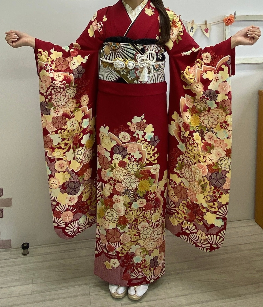 成人式に着る振り袖なのですが、 なんか変な気がして心配になってきました。 振り袖と帯が合ってないように見えます。 どう思いますか？ もし変えたほうがいい場合はどういうのが良いでしょうか。