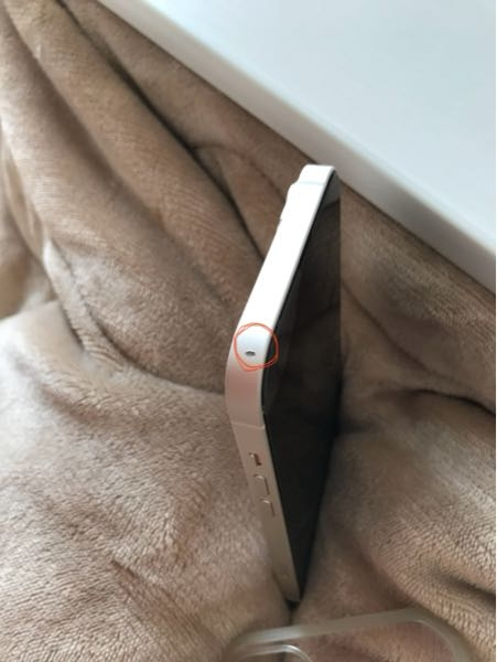 iPhoneについて iPhoneを今年の3月に購入しSHEINのケースをつけてましたが、落としてしまいiPhoneの左上の部分が傷ついてしまいました。故障紛失サポートApple care services&cloud 加入しています。一年未満なので無料ってわけはないですよね？ 修理代っていくらかかるのでしょうか？ どこに持って行けばいいのですか？