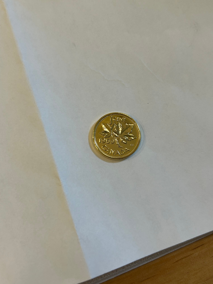 カナダ 1セント硬貨について カナダの1959年発行の1セント硬貨です。 カエデの葉は1枚なのでメイプルリーフではないようですが、とても綺麗な状態です。 重さは4gです。 年代としては銅貨ではないかと思うのですが、なぜこんなに綺麗なのでしょうか？ 装飾品への加工品だったということでしょうか？