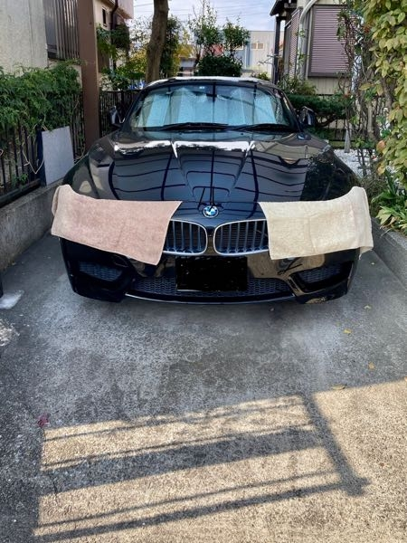 車のヘッドライトの黄ばみについて、 直射日光に当てるとよくないと聞いた事があります。 うちは車庫が東向きなので日の出〜午前11時頃までは直射日光が当たります。 カーカバーを考えましたが、脱着が大変だったり、脱着の際に傷がつくという話を聞きましたのでやめました。 そこで、写真のように、タオルでヘッドライトを目隠ししてみたのですが、これで少しは効果があるでしょうか？ (タオルはボンネットにはさんでいるだけです。屋根があるので強風でなければ雨は当たりません)