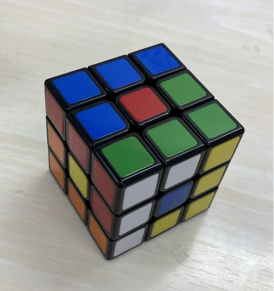 ルービックキューブです。 全面揃った状態から画像の通りにするにはどうしたらいいですか？見えてない面もこんな感じです。 回転記号でも大丈夫です。 よろしくお願いします。