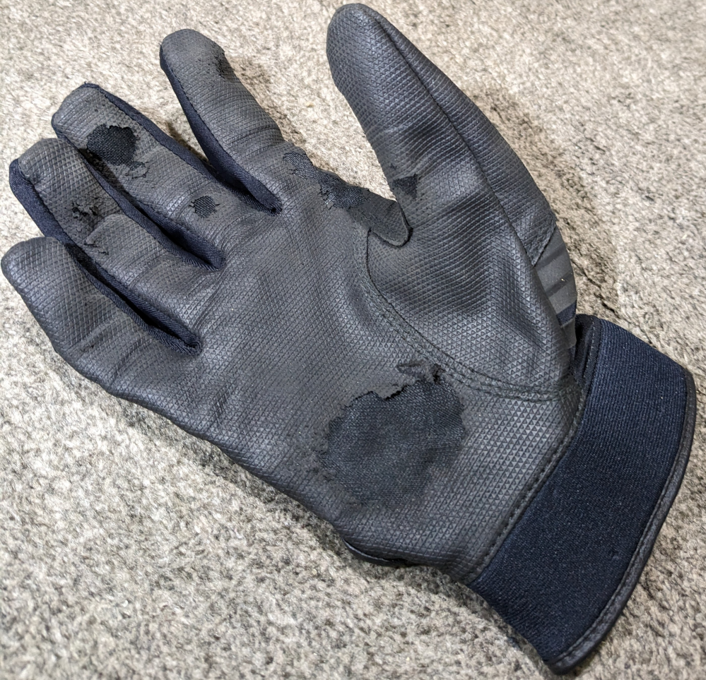 質問です ここ（写真）まで使い込んだバッテは買い替えたほうがいいですか？