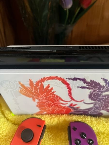 NintendoSwitchについての質問です。 画像のように画面ではなくフチ？のようなとこを落とした際に割れてしまったのですがその部分を修理に出して直していただくことは可能なのでしょうか？