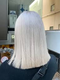 【50枚】この髪色にするには美容院でどの様なメニューを頼めばいいですか？また、ブリーチは何回必要でしょうか。今まで髪を染めたことは1度もないです。わかる方回答宜しくお願いします。