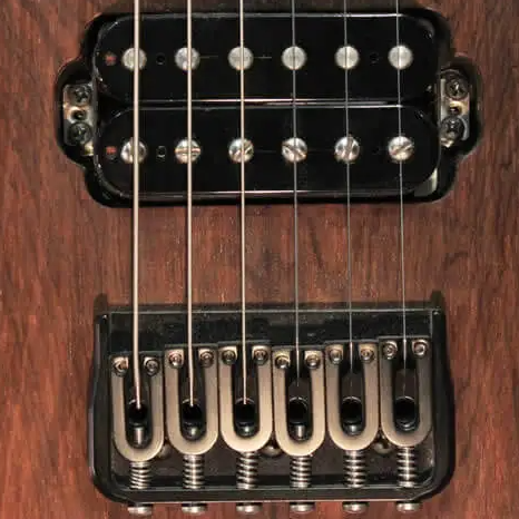 ギターのピックアップをダイレクトマウントするとき、ネジを4点止めしている機種あったのですが、なんの意味があるのでしょうか？ dragonfly custom guitars https://guitar-hakase.com/19009/ このギターメーカー純正ピックアップ単体の画像だと、ネジ穴が複数空いていないため、このギターに載せるためにネジ穴を増やしているようなのですが。 http://www.harrysjp.com/pickups.htm