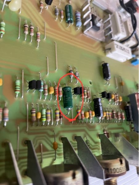 この緑色のものは電解コンデンサでしょうか？