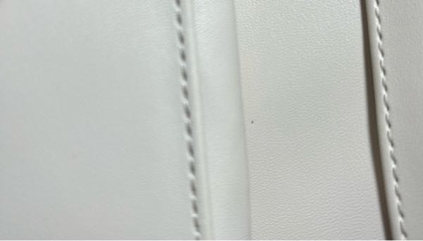 マイケルコースの財布をアウトレットで買ったのですが、内側にこのような点の汚れがありました。高校生で初めてのブランドものだったのでガン萎えです。汚れの落とし方とかありますか？ またこれだけで返品は厳しいですよね…泣